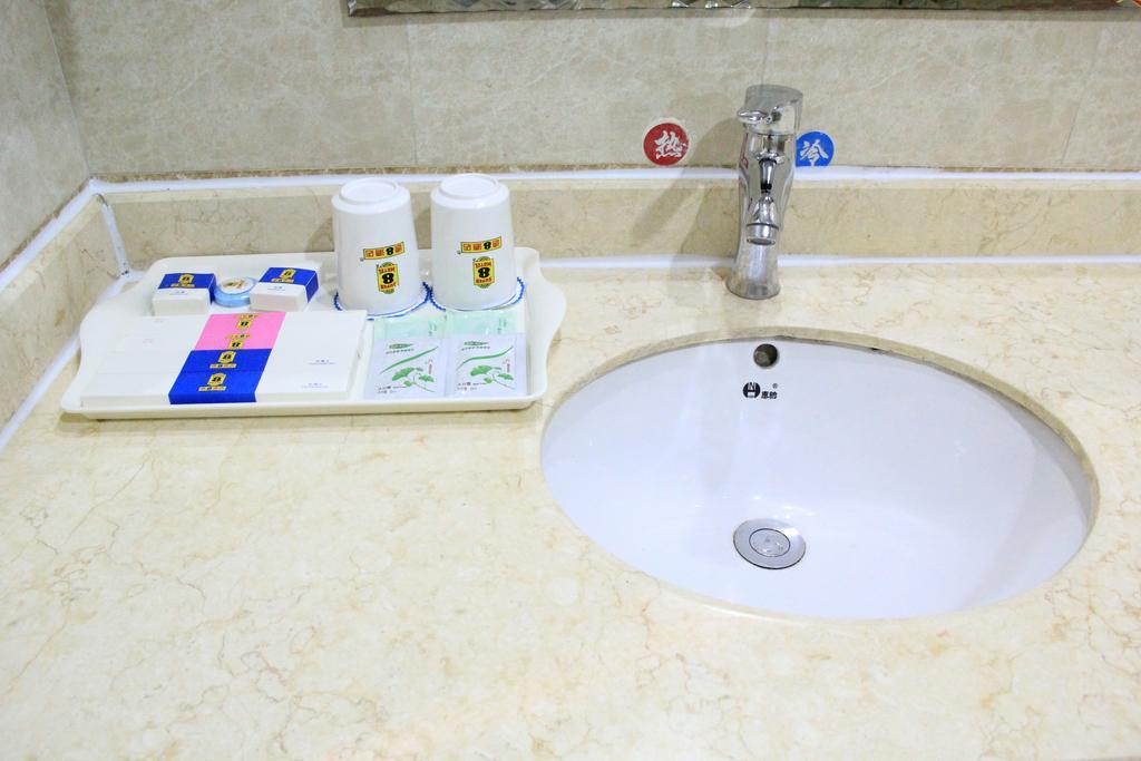 Super 8 Hotel Chengdu Airport Branch Bagian luar foto